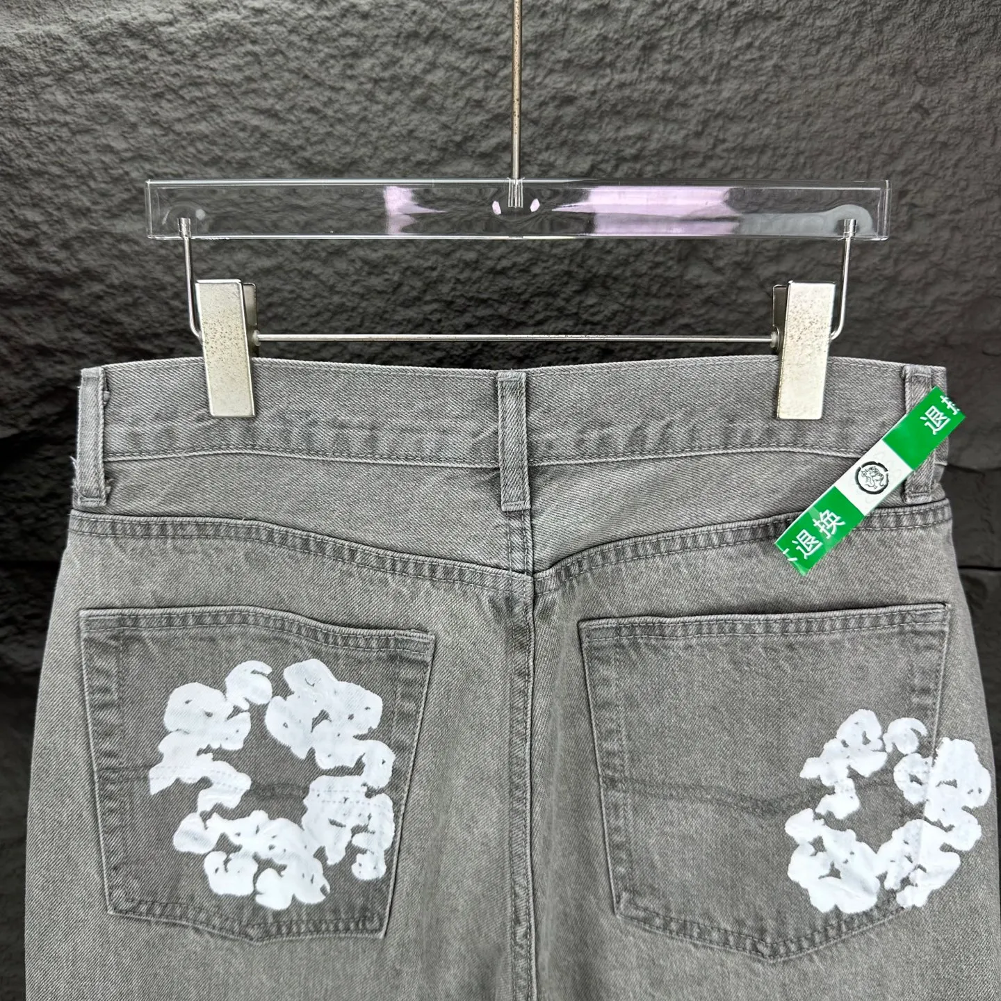 P230 Denim Tears 2025 new limited edition gem-inlaid kapok couples' washed jeans 🔥High version🔥High version🔥Top ceiling quality Styles with different washed textures are very friendly to people with thin legs and thick legs. The straight version is very flattering to the leg shape. Moderate length that never goes out of style, easy to match with casually, basic styling for various styles, a must-have in the wardrobe! The fabric is stiff but also makes the upper body soft without losing texture. The washing process is even more perfect. It is a must-have item for everyone! ! ! Washed wheat, hang tag, pants label, complete with three labels Color: black, blue, gray Size: 28, 30, 32, 34, 36 (five sizes)